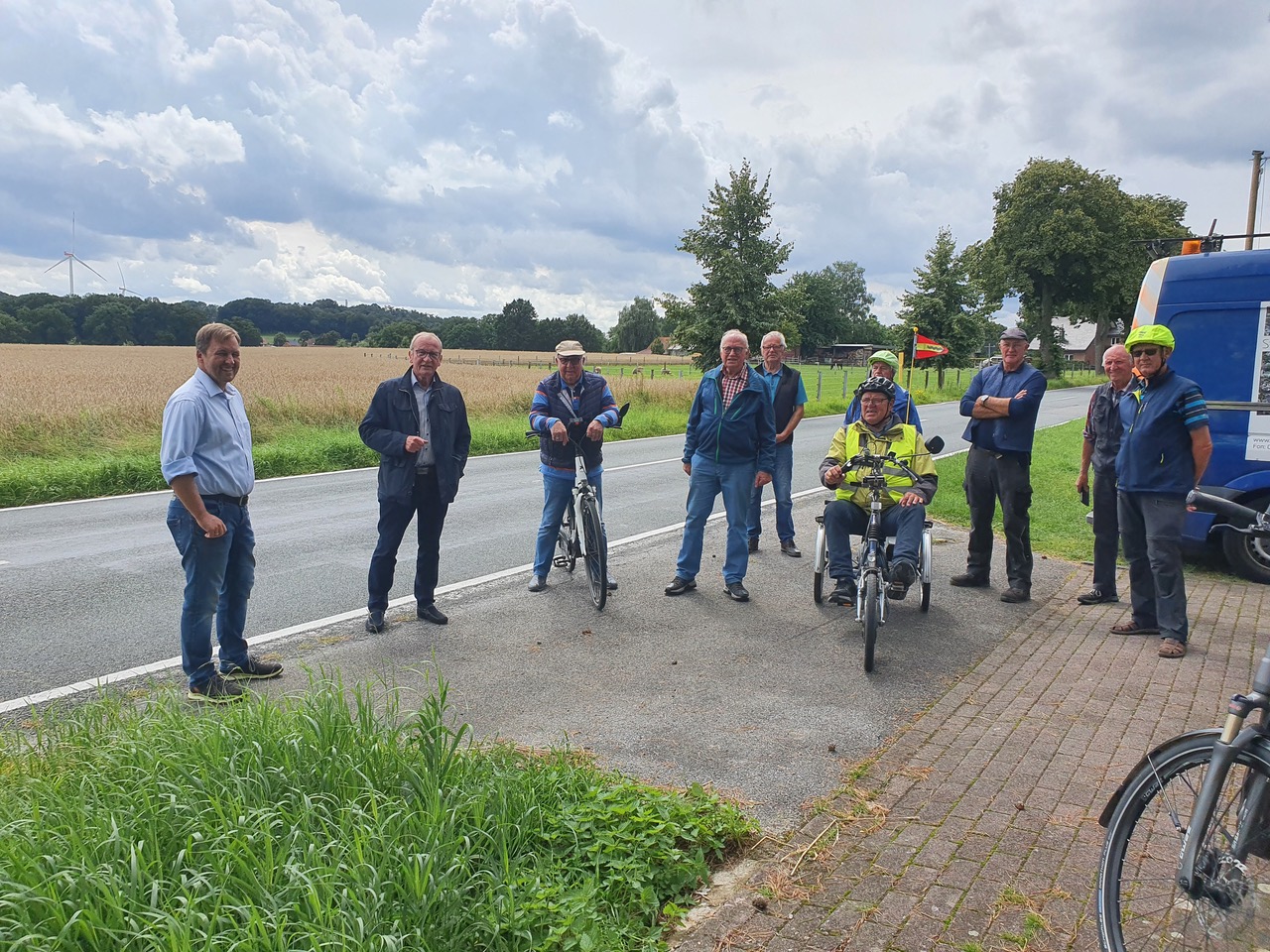 FDP-Bundestagskandidat Robert Heinze (2.v.l.) diskutierte mit den „Mittwochsradlern“ in Lavesum den Radwegebau entlang der Merfelder Straße nach Dülmen-Merfeld.